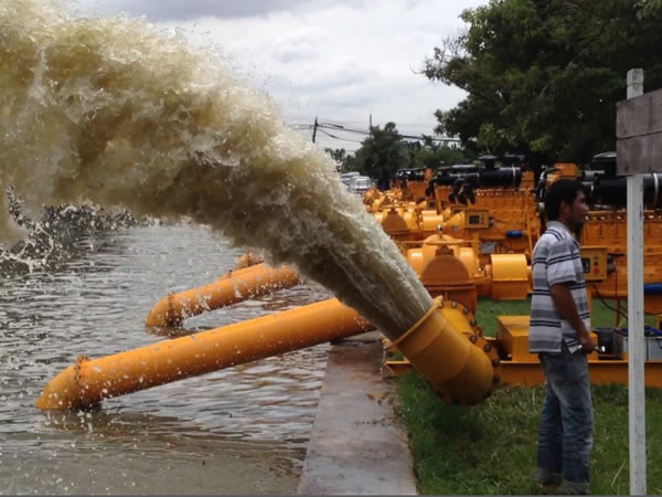 Proyecto de drenaje durante inundación en Tailandia